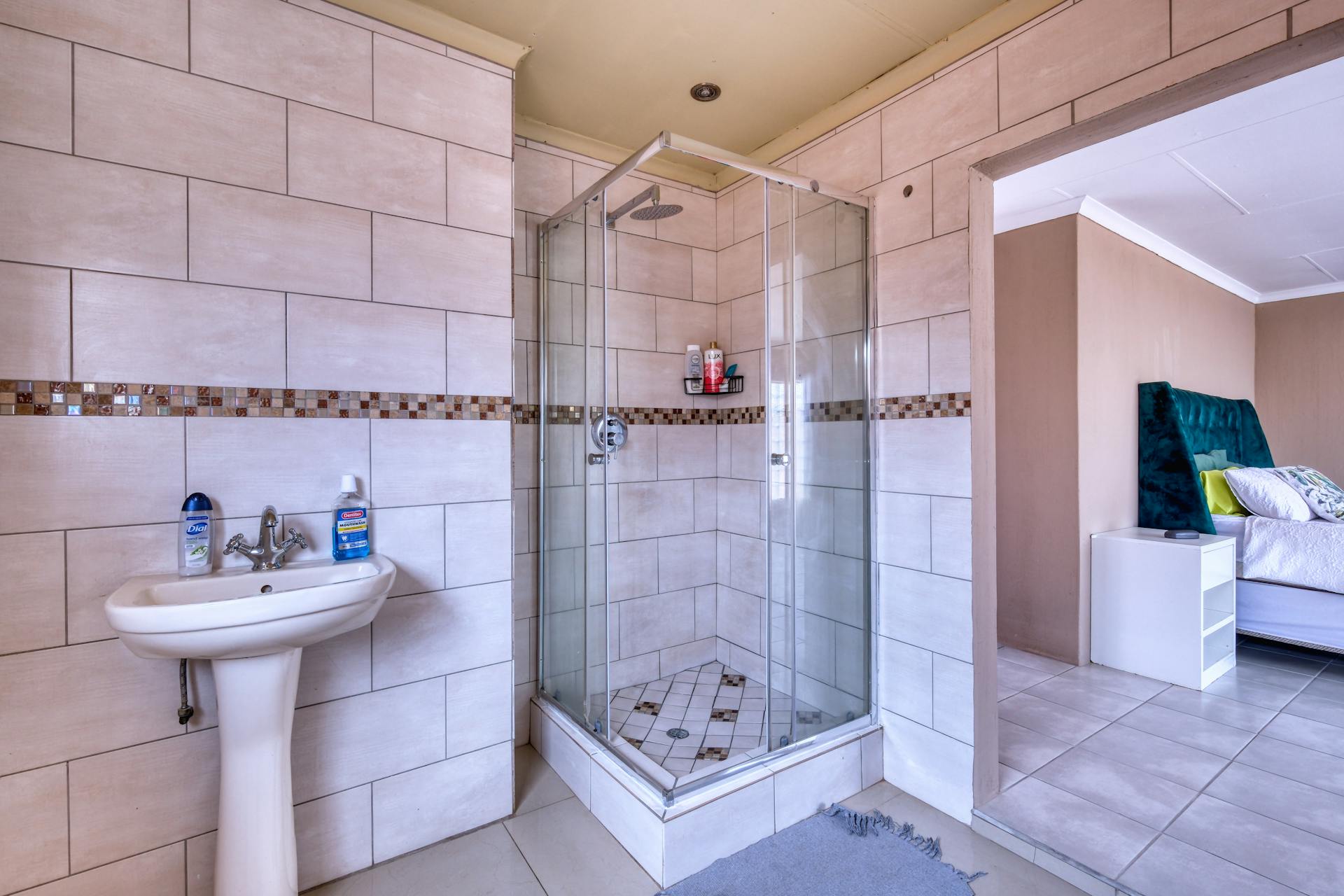 Modernios sienų plytelės stilingame namų interjere.