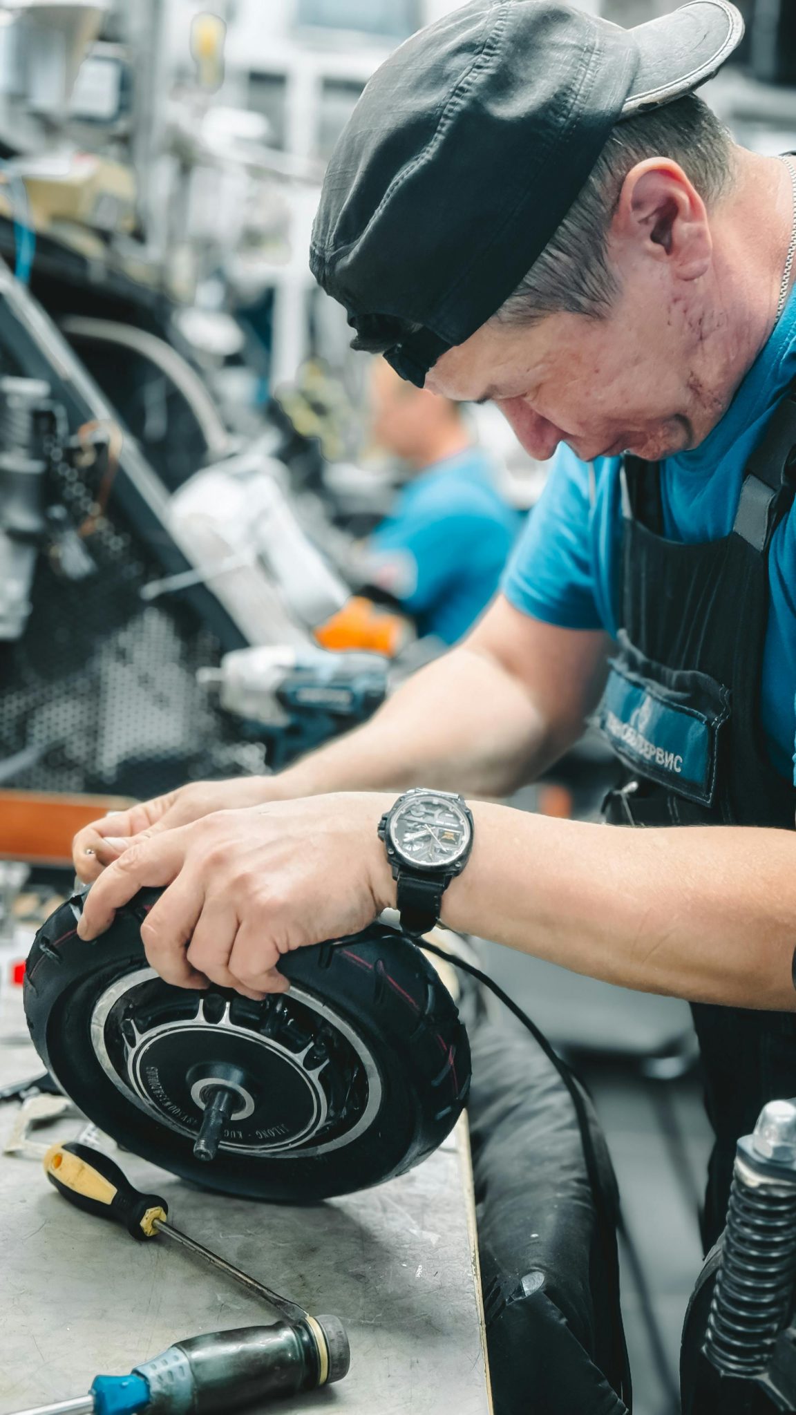Elektrinio paspirtuko remonto iliustracinis alt tekstas su mechaniniais gedimais